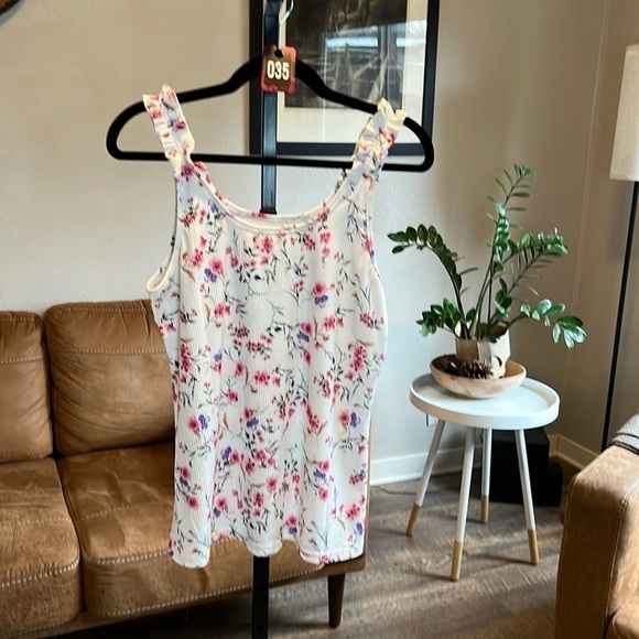 Floral Ribbed Tank Elastic Ruched Straps Size Medium​​​​​​​​​​​​​ - Picture 1 of 1